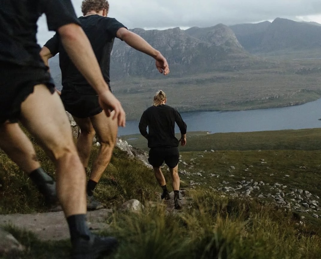 Хайкери з рюкзаками на альпійській тропі