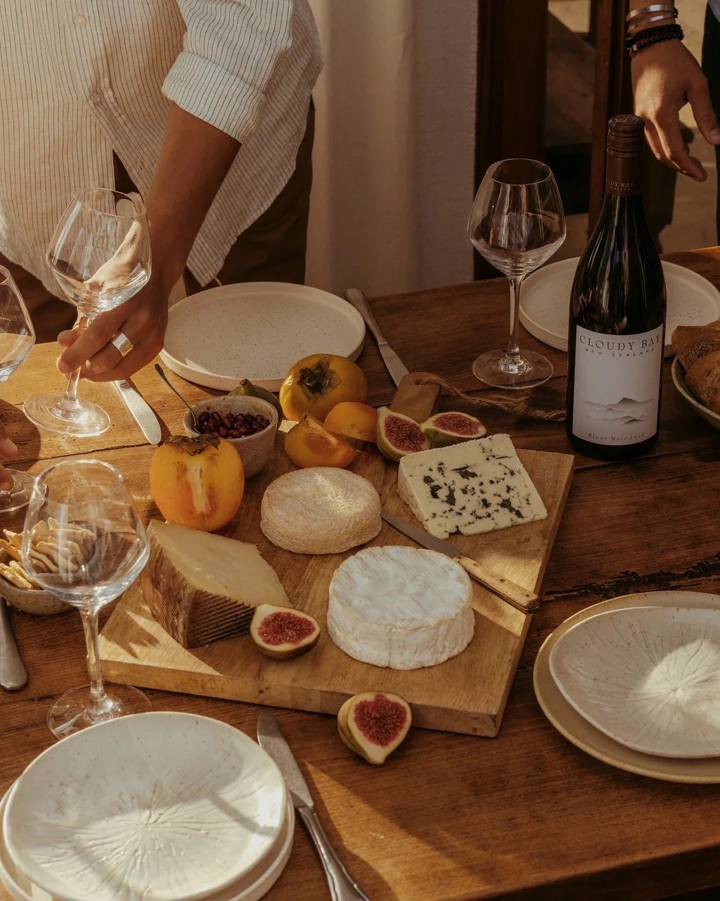 Шеф-кухар готує вечерю для групи