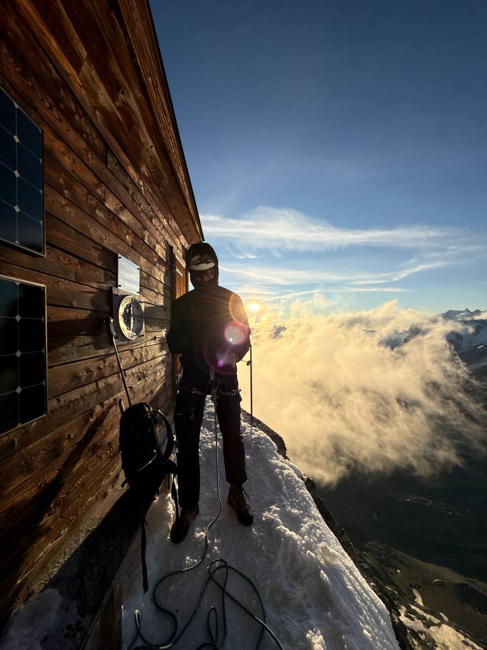 Група учасників — знімок знизу, усміхнені обличчя