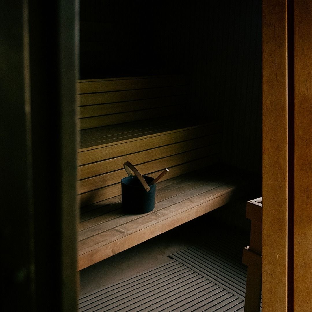 Сауна — дерев'яні лавки, тепле світло