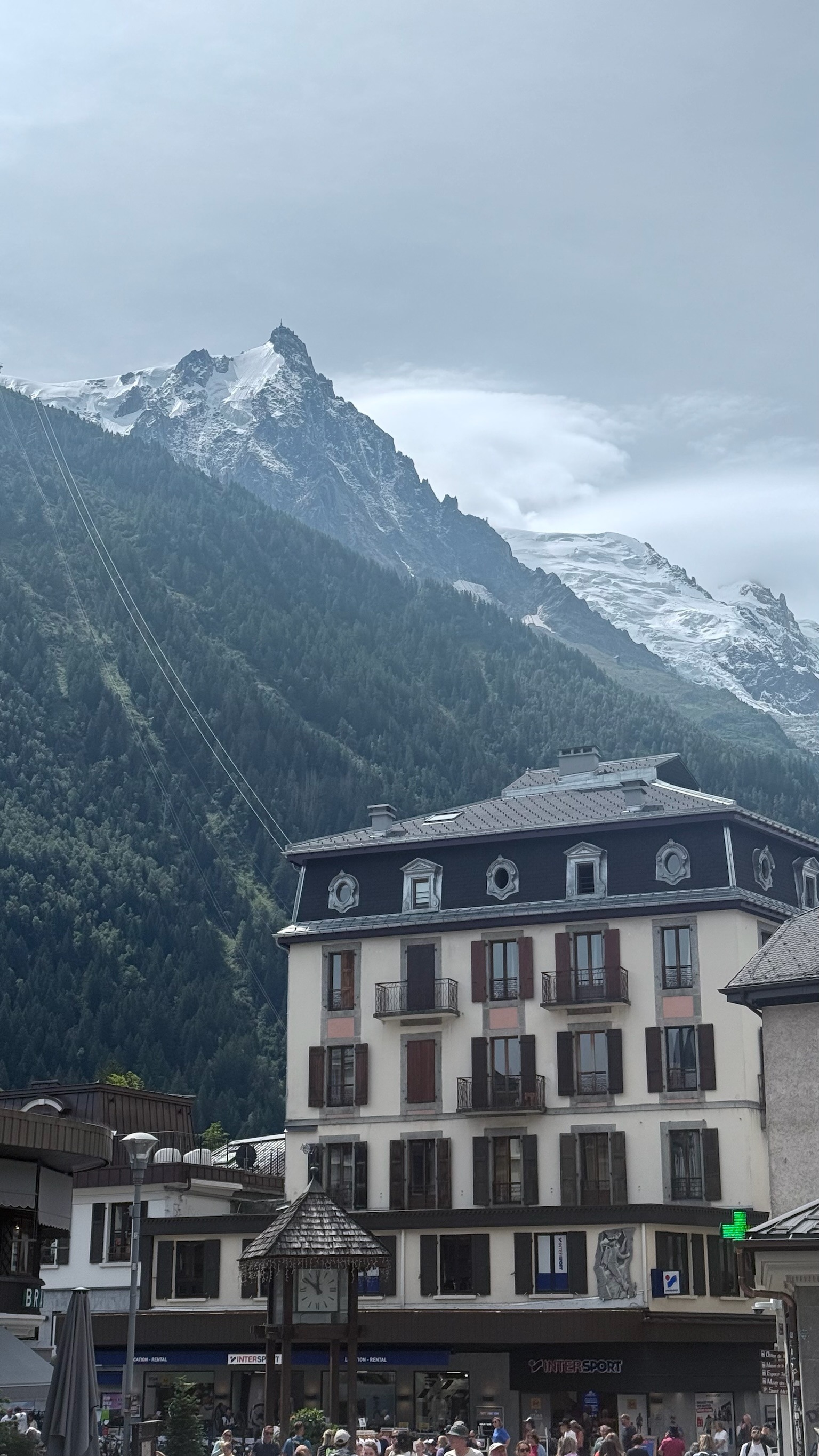 Шамоні — старе містечко з видом на Aiguille du Midi і Монблан