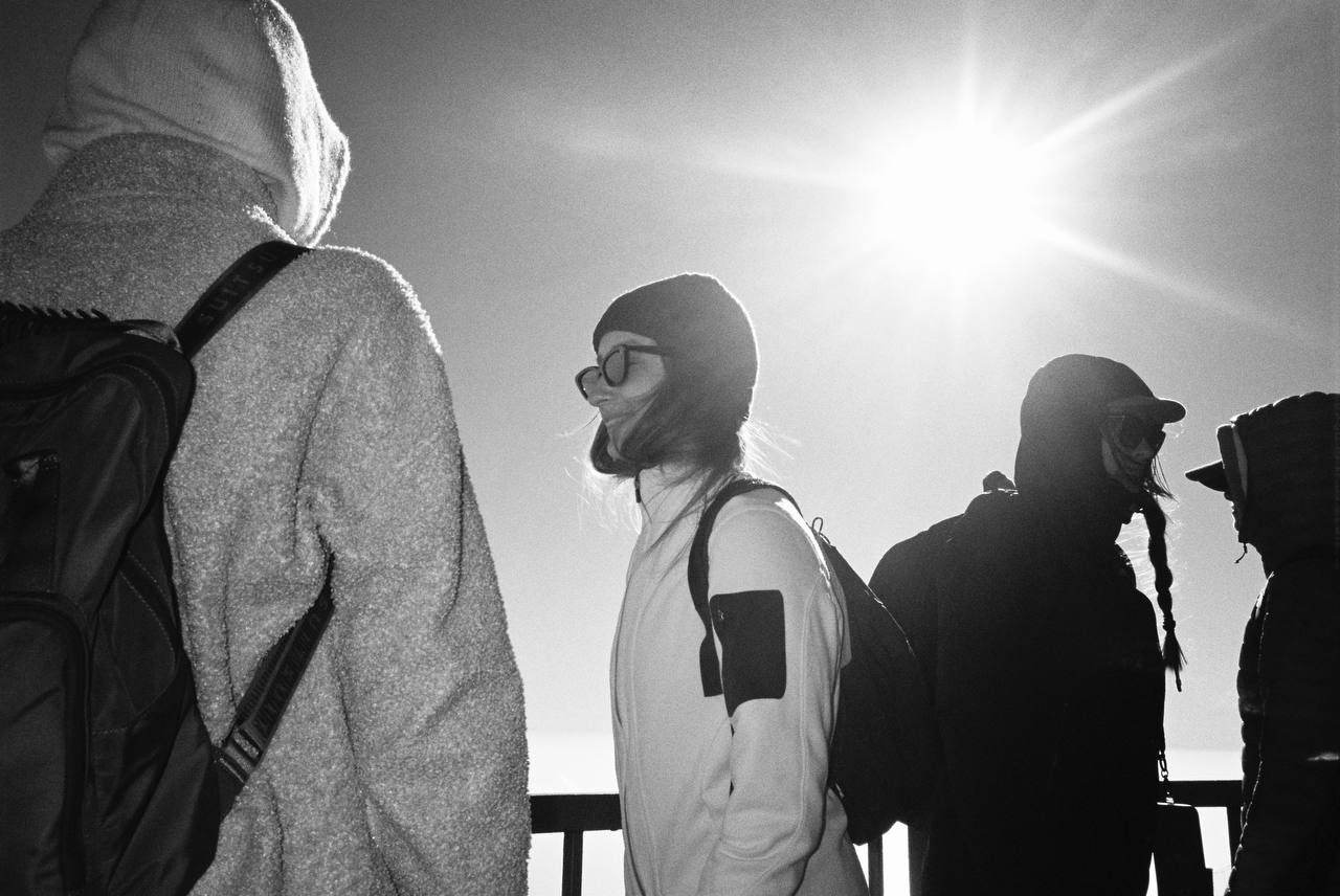 Силуети учасників на сонячному світлі в горах