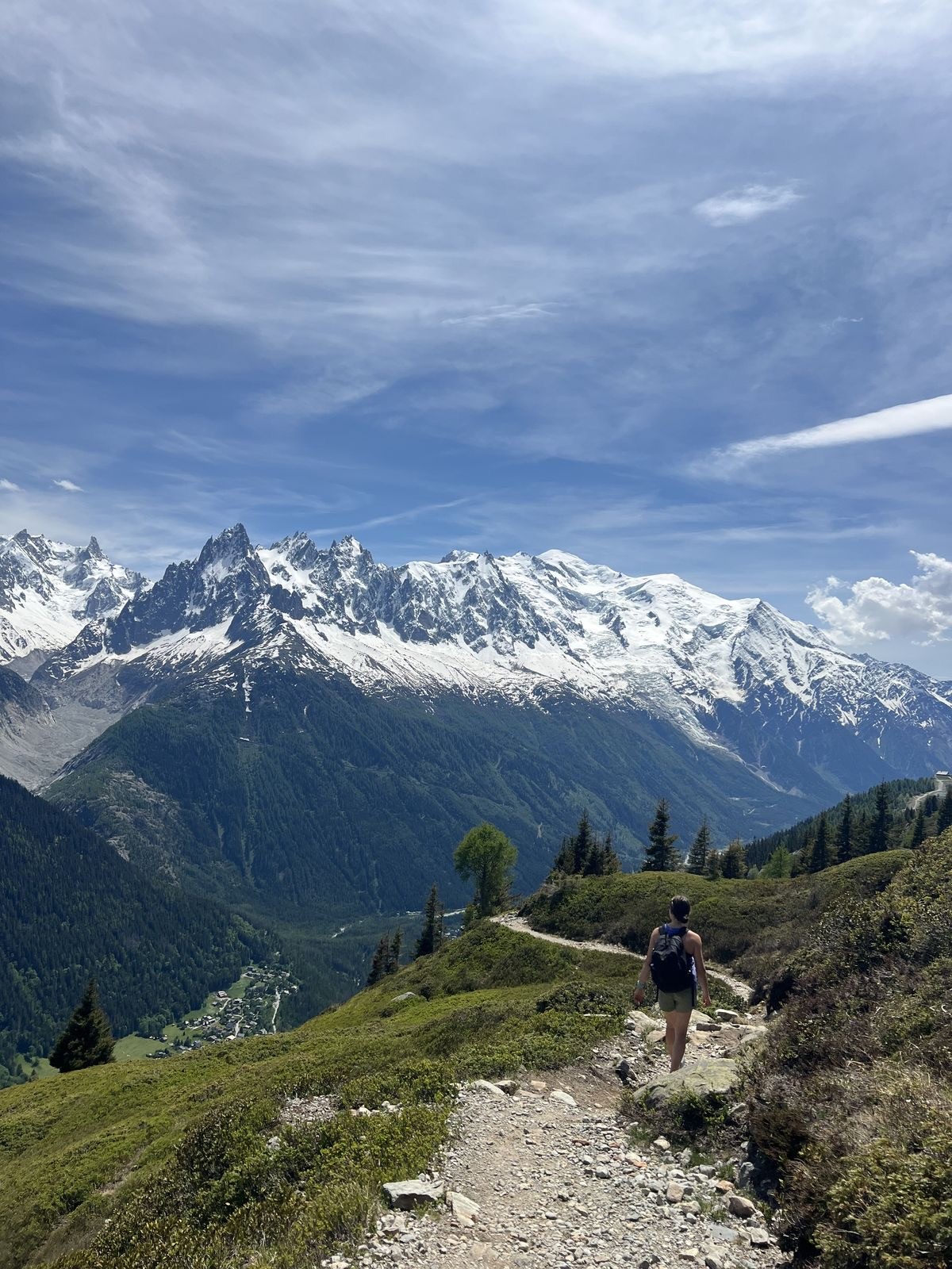 Людина на вершині, погляд у долину в хмарах