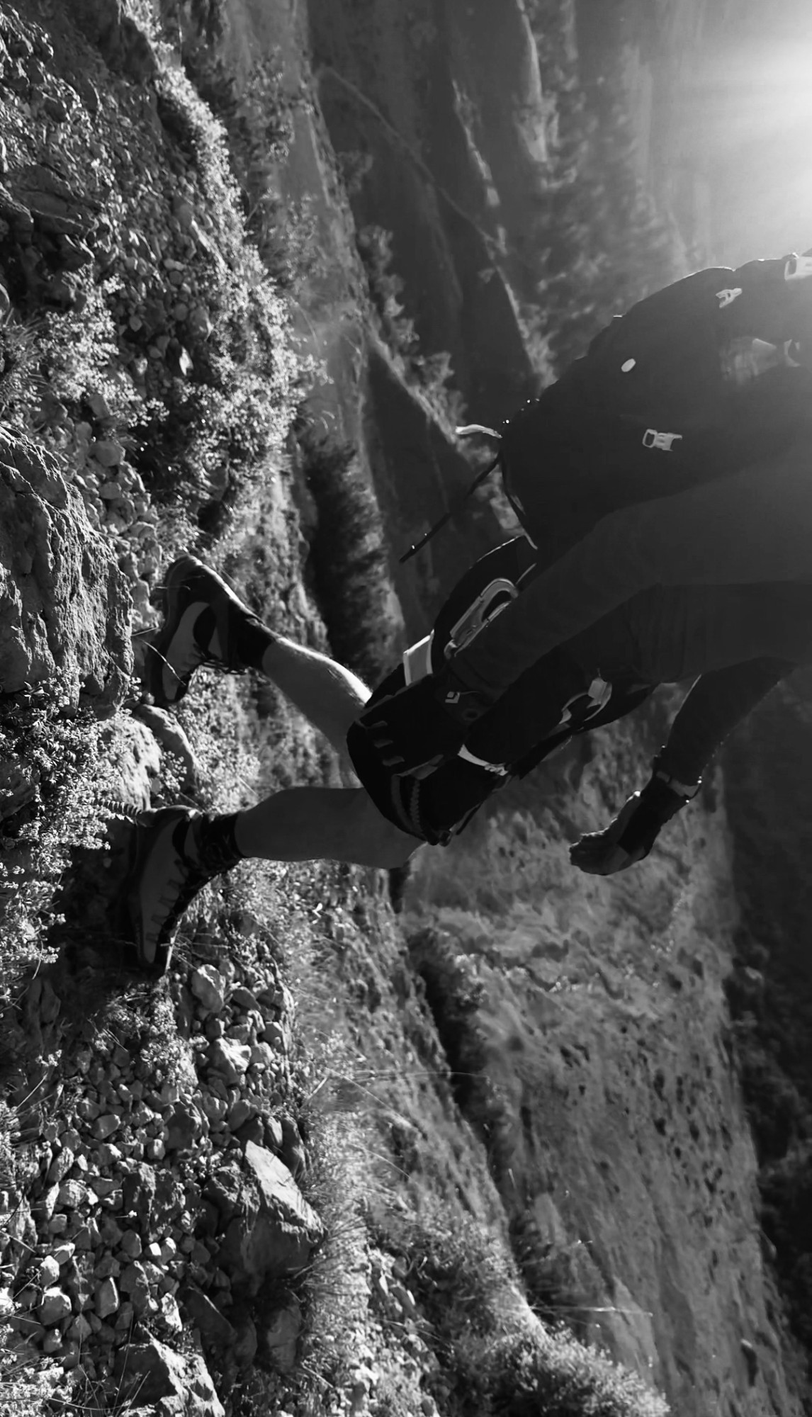 Захід сонця над хмарами з засніженої вершини