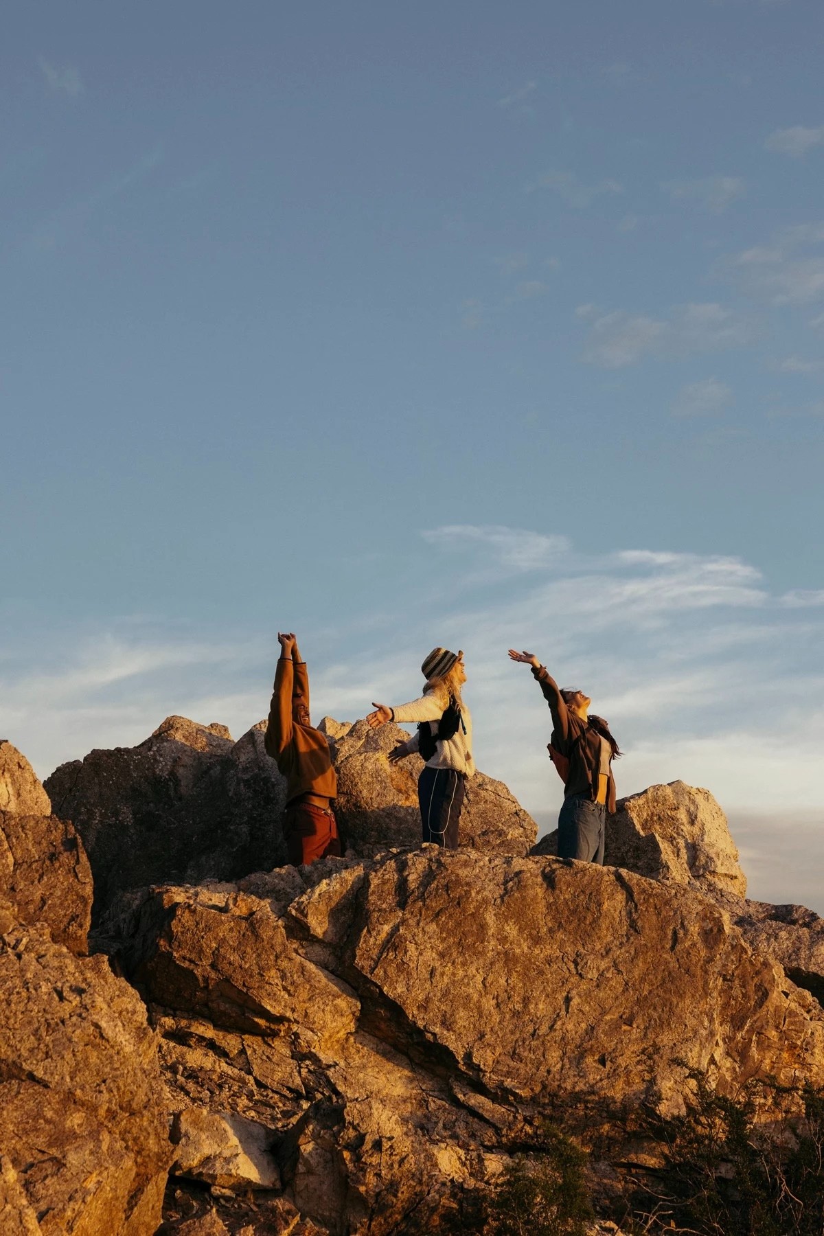 Засніжений хребет у хмарах