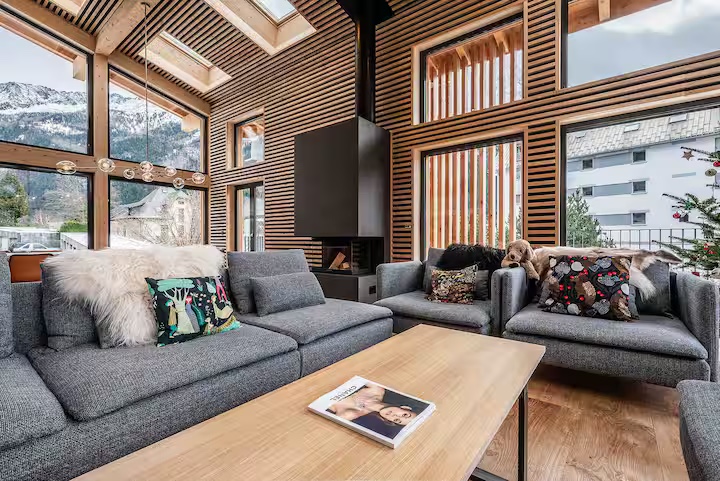 Камін увечері — тепло і тиша після гір