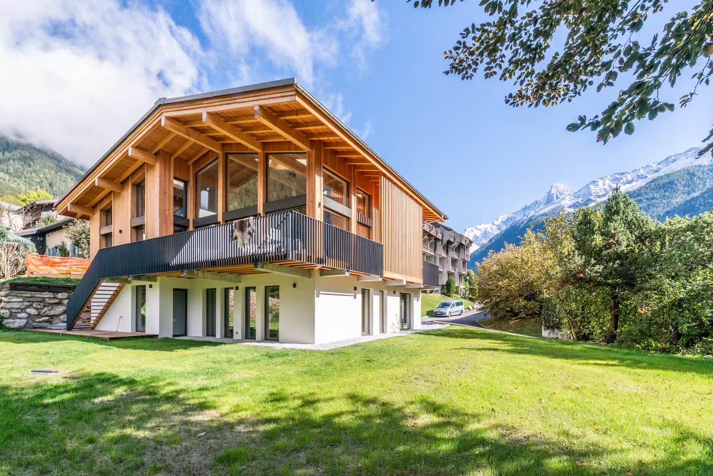 Гірська хижина з видом на долину